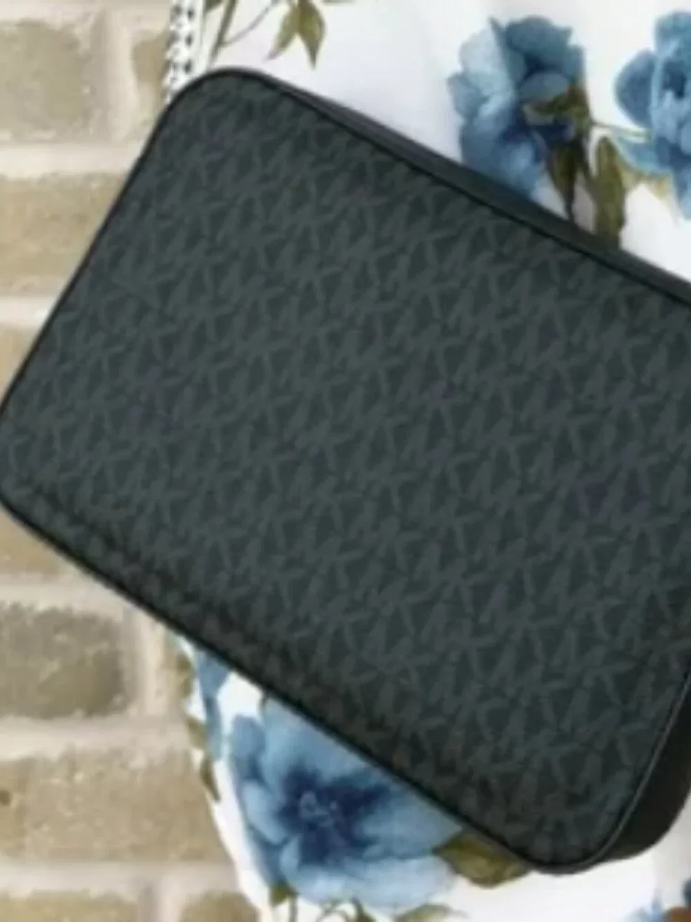 Michael Kors Large East West Crossbody-Black Signature - Picture 5 of 15